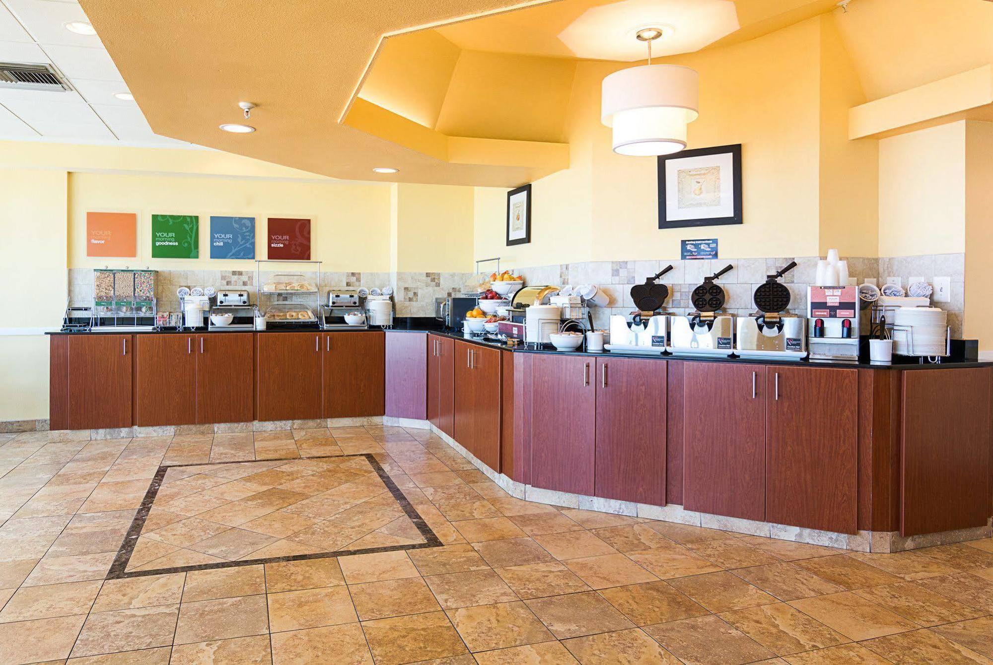 וירג'יניה ביץ' Comfort Suites Beachfront מראה חיצוני תמונה